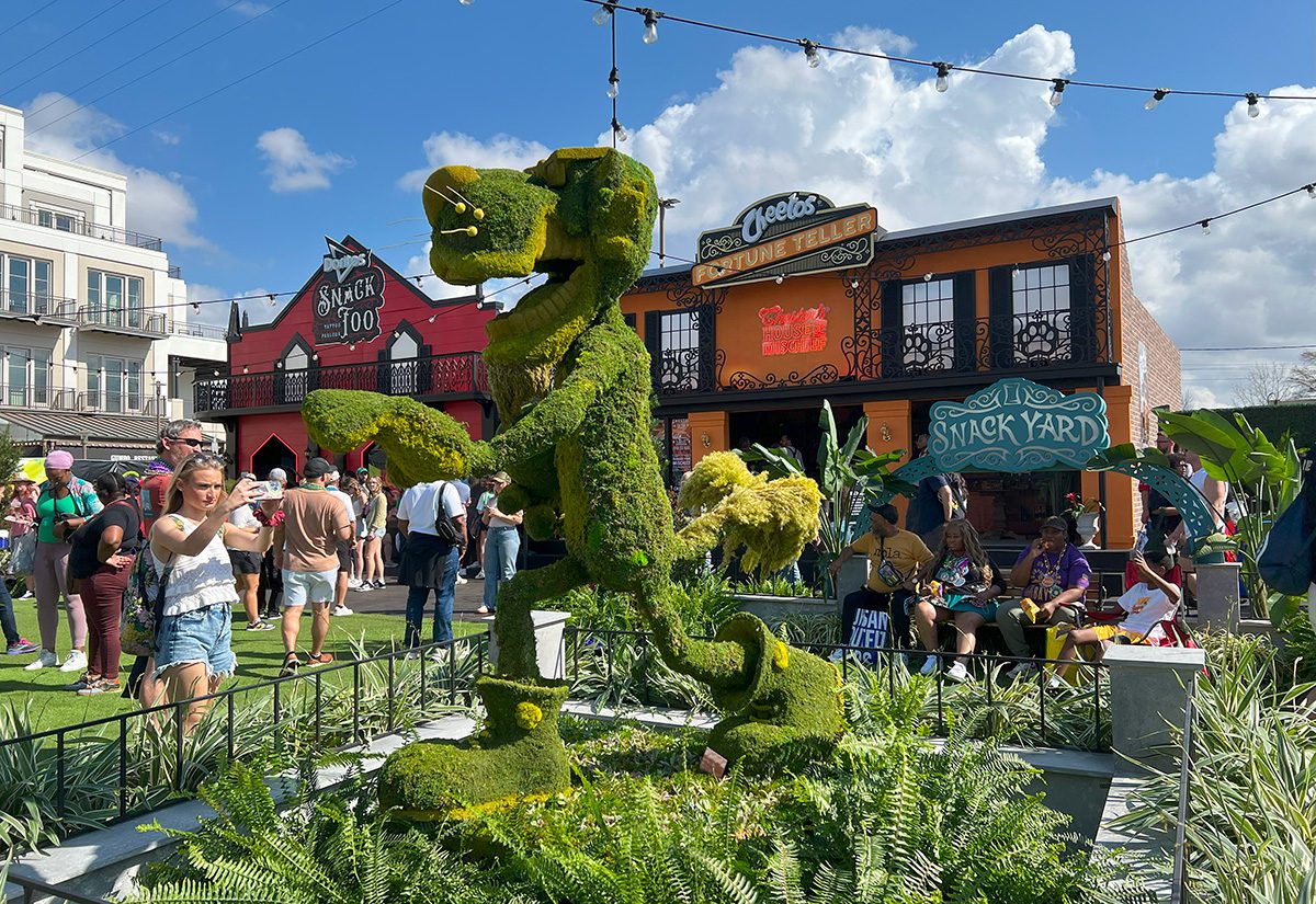 Chester Cheetah topiary